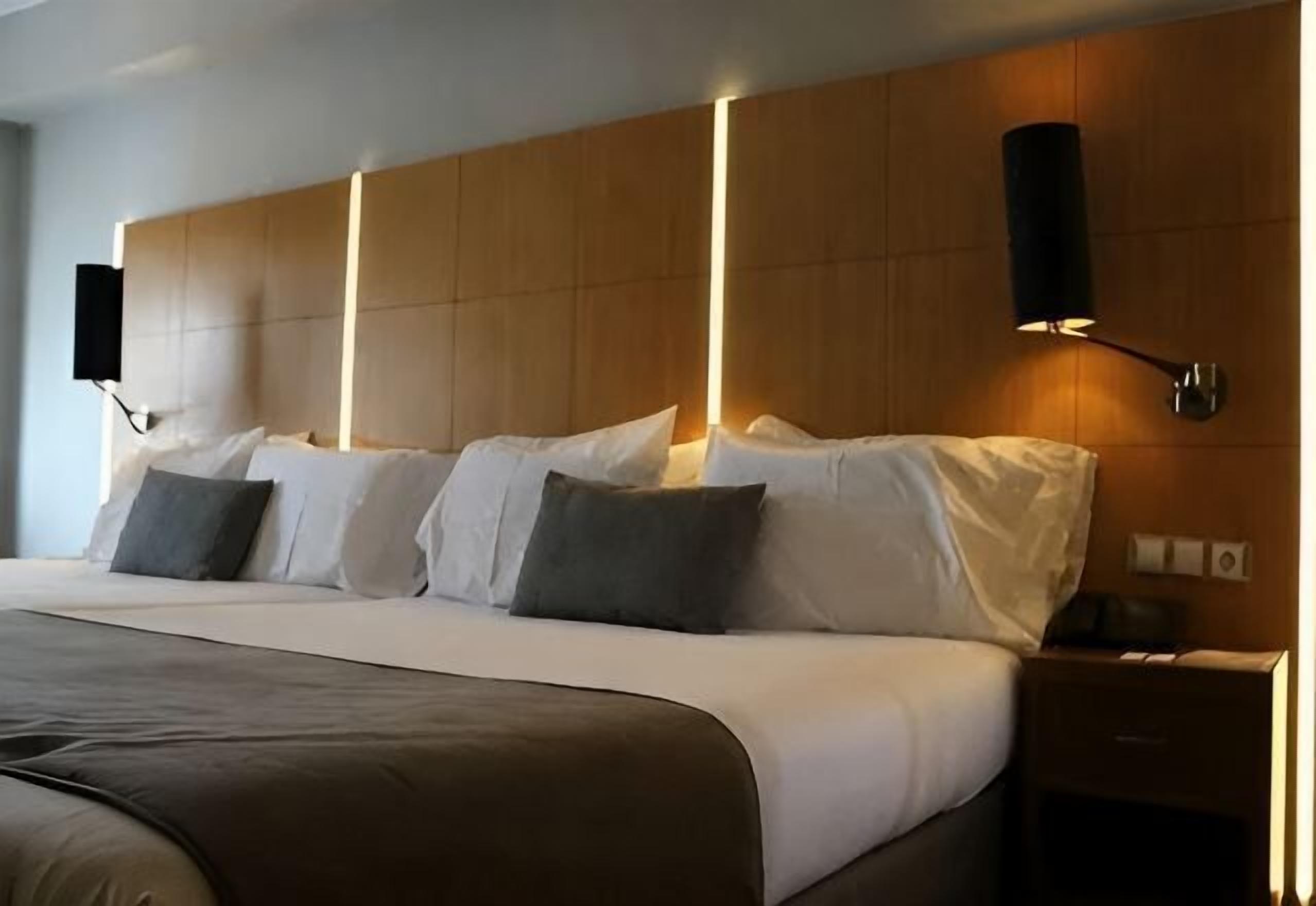 6 bedrooms, minibar, in-room safe, desk