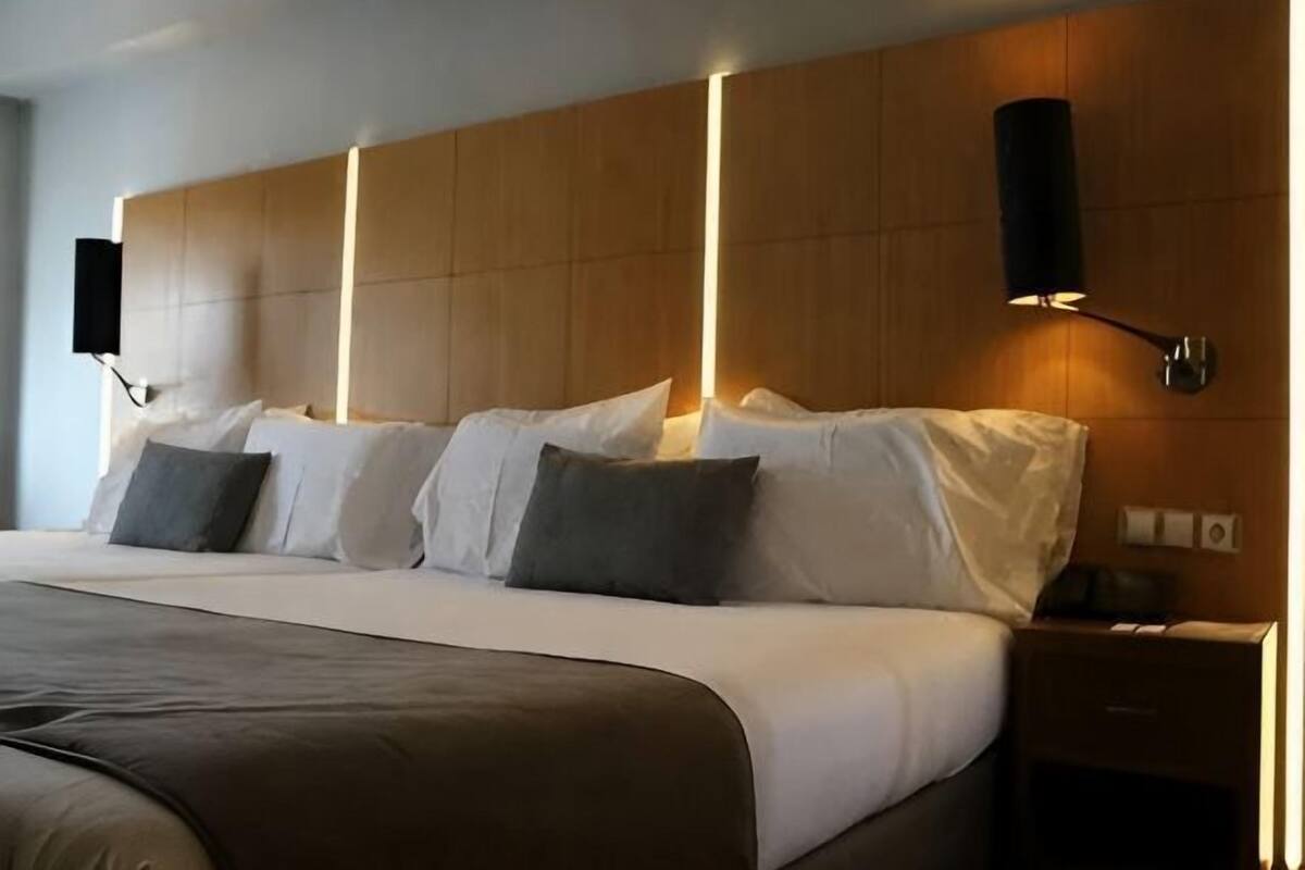 6 bedrooms, minibar, in-room safe, desk