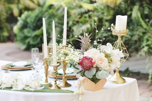 Souper servi sur place, vue sur la piscine