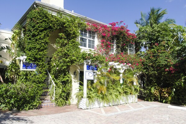 Front of property - The Caribbean Court Boutique Hotel (Vero Beach)