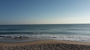 Ein Strand mit sanft anschwellenden Wellen.