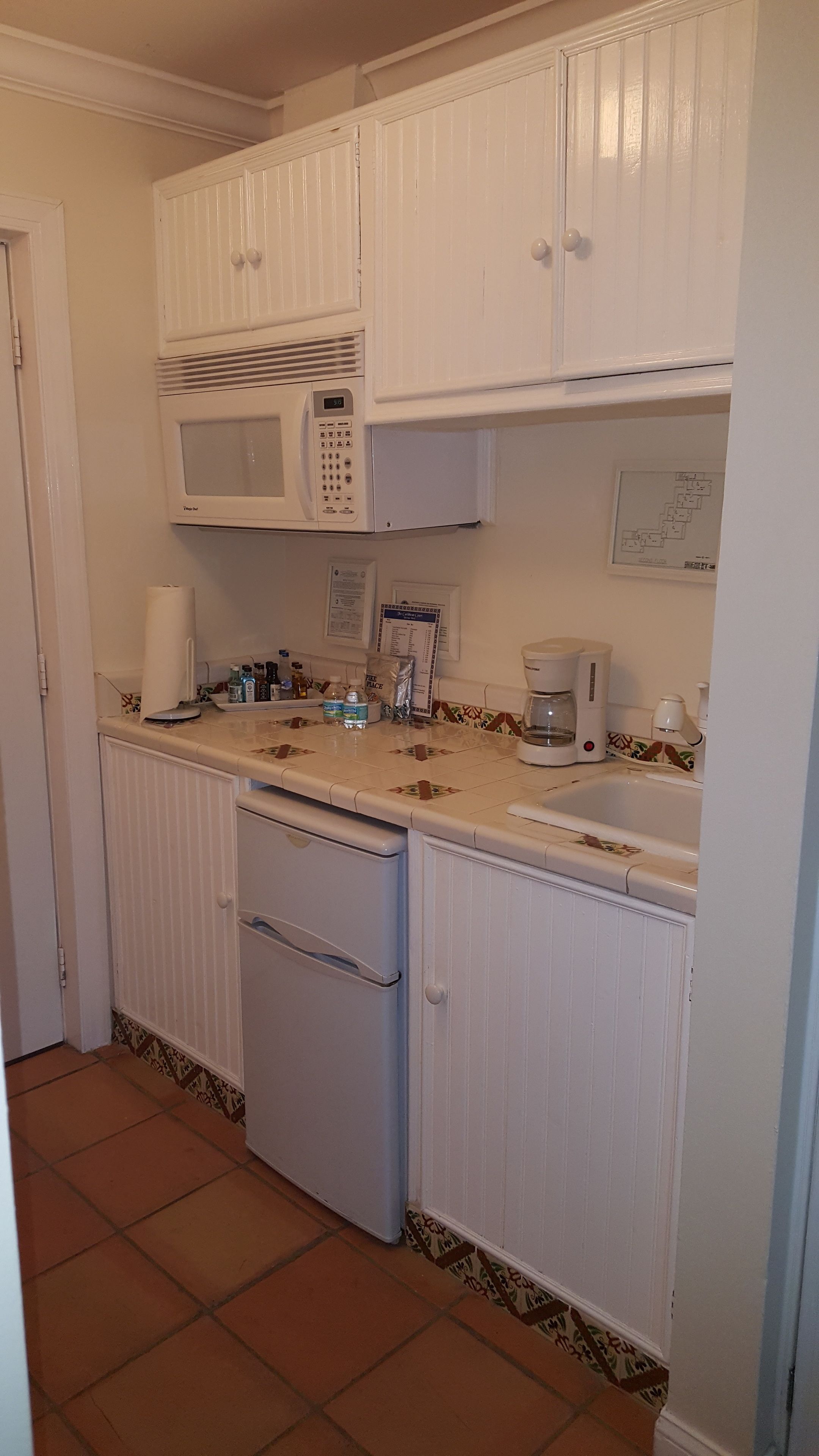 deluxe room, 1 queen bed, balcony, pool view | private kitchenette | fridge, microwave, coffee/tea maker, toaster oven