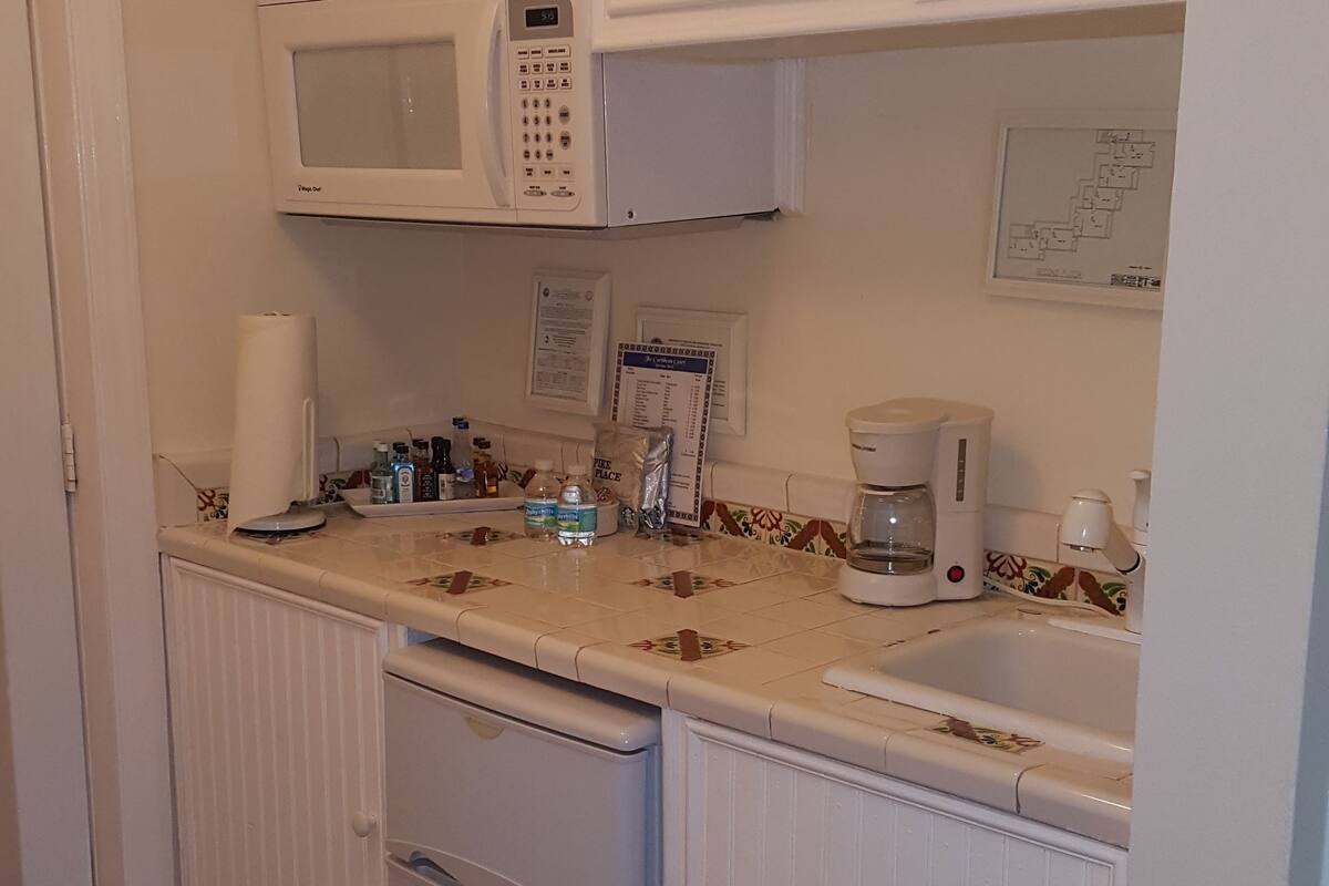 deluxe room, 1 queen bed, balcony, pool view | private kitchenette | fridge, microwave, coffee/tea maker, toaster oven