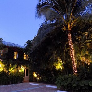 Exterior - The Caribbean Court Boutique Hotel (Vero Beach)