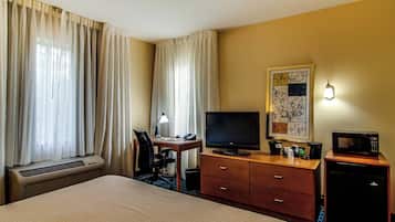 Escritorio, espacio para trabajar con laptop y cortinas blackout
