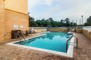 Outdoor pool, pool umbrellas, sun loungers - Fairfield Inn & Suites Palm Coast I-95 (Palm Coast)