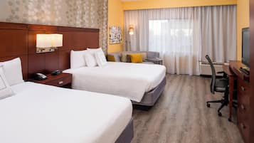 Hochwertige Bettwaren, Schreibtisch, laptopgeeigneter Arbeitsplatz