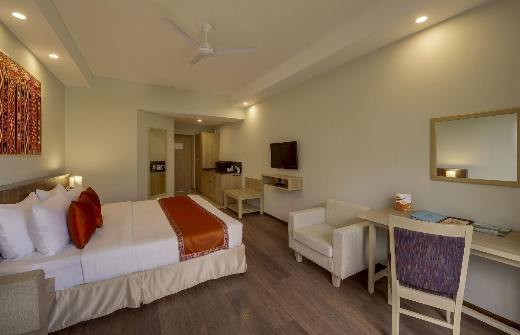 Escritorio, cortinas blackout, wifi gratis y ropa de cama 