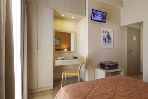 In-room safe, desk, blackout curtains, soundproofing - Lilia Hotel (Piraeus)