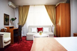 Coffres-forts dans les chambres, fer et planche à repasser