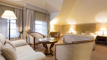 Deluxe Room | Premium bedding, minibar, in-room safe, individually decorated