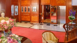 Lobby sitting area - Hotel Zlatnik (Belgrade)