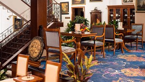 Lobby sitting area - Hotel Zlatnik (Belgrade)