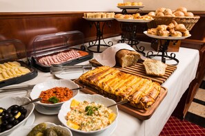 朝食 (ビュッフェ)、毎日提供 (有料)