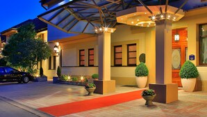 Front of property - evening/night - Hotel Zlatnik (Belgrade)