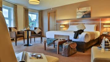 Brankas, meja kerja, setrika/meja setrika, dan tempat tidur bayi gratis