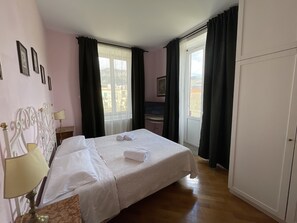 Quarto triplo standard, 1 cama de casal e sofá-cama | Cofres nos quartos, escrivaninha, cortinas blackout, Wi-Fi de cortesia