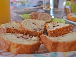 Een bord met sneetjes brood en een glas sap.