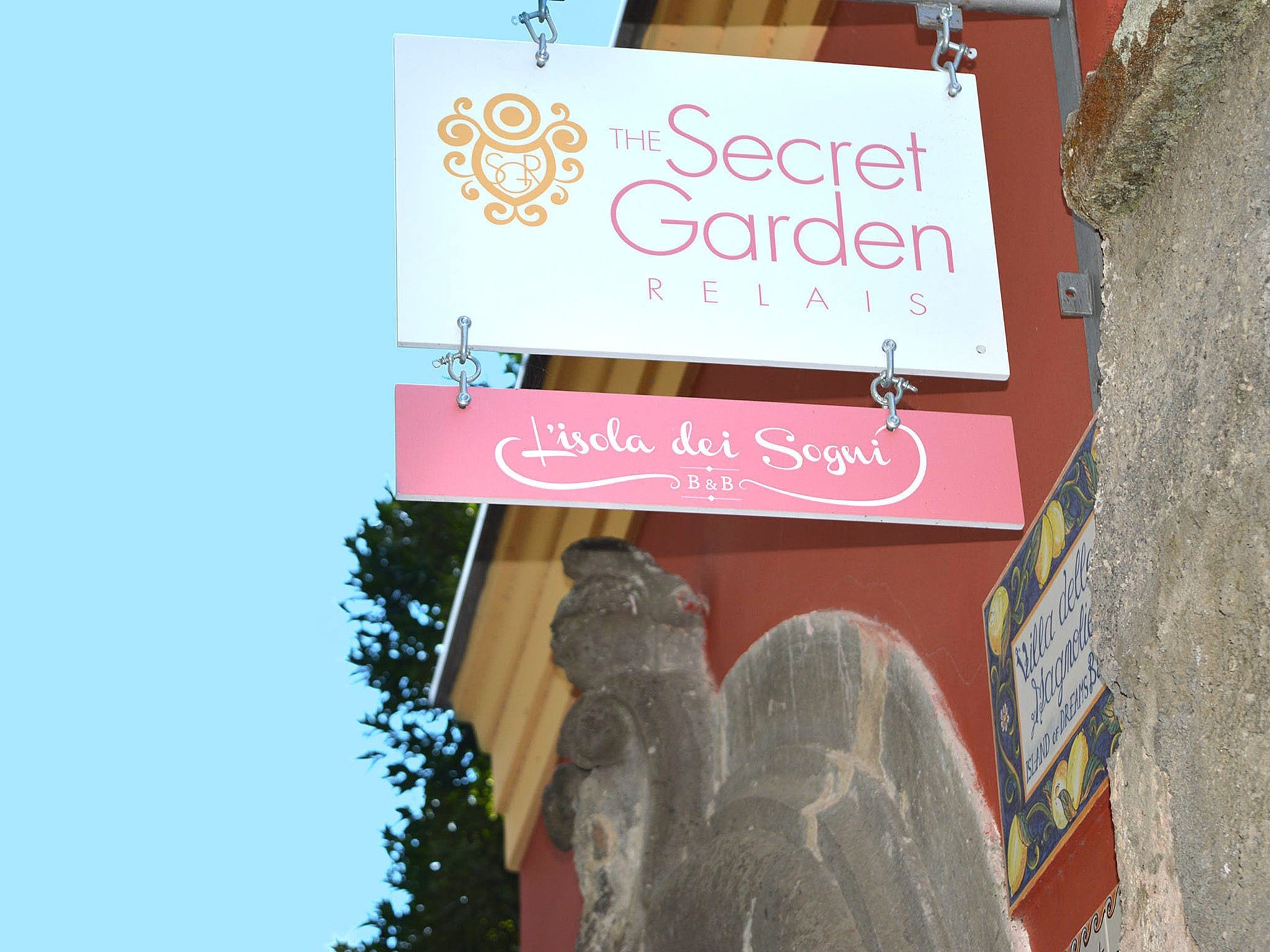 Un cartel para 'The Secret Garden Relais' con un logotipo y texto.
