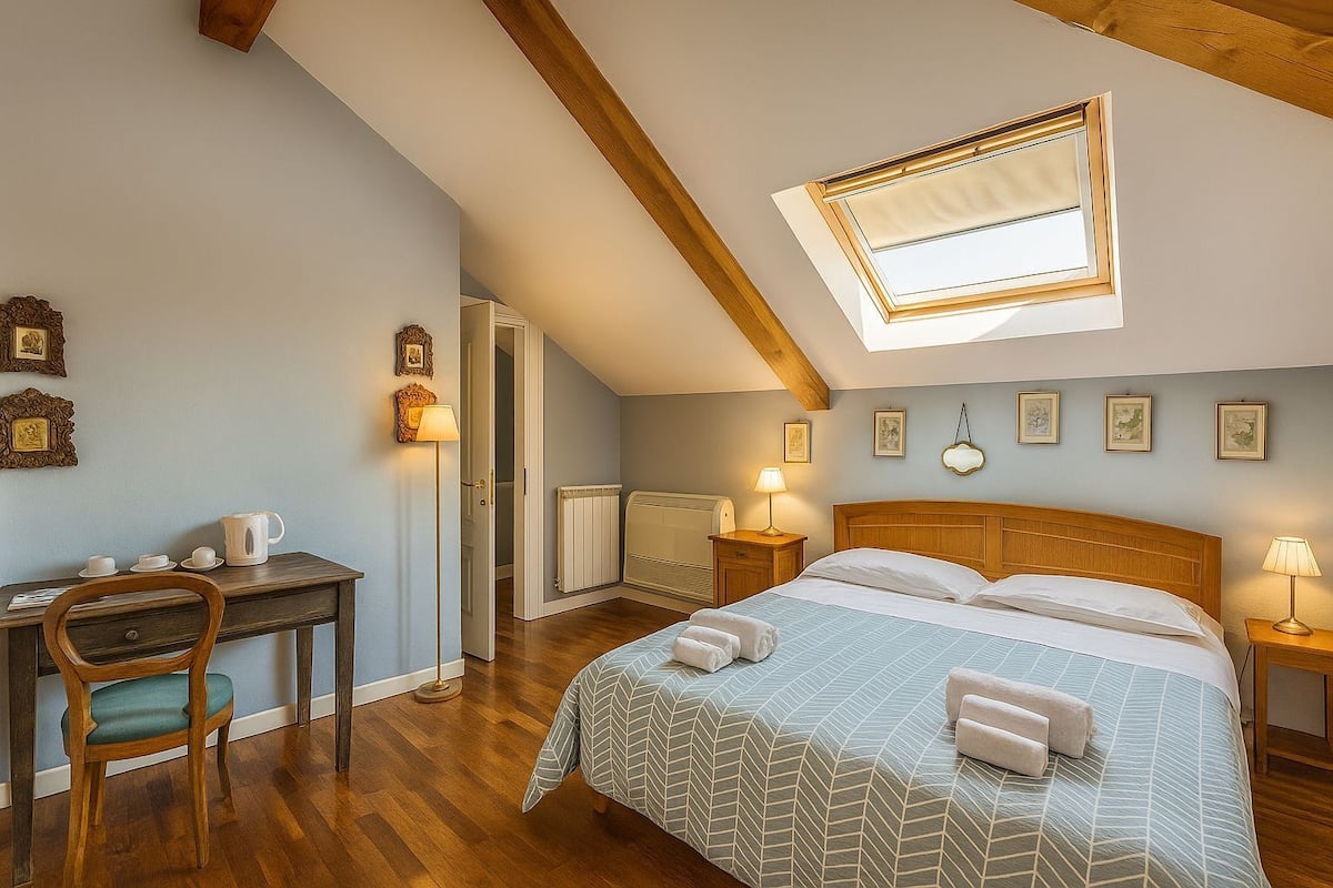 Standard Double Room, Ensuite | In-room safe, desk, blackout drapes, free WiFi