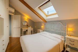 Standard Double Room, Ensuite | In-room safe, desk, blackout drapes, free WiFi - The Secret Garden Relais (Piano di Sorrento)