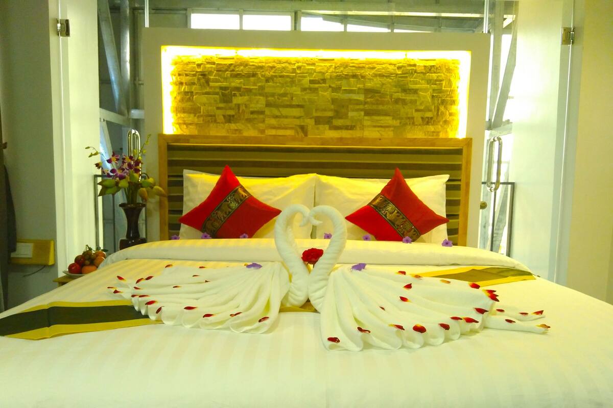 Minibar, in-room safe, individually decorated, individually furnished