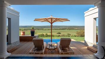 Outdoor pool, pool umbrellas, sun loungers