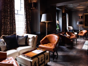 Serves breakfast, lunch and dinner - 11 Cadogan Gardens and The Apartments (London)