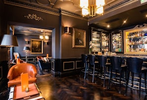Serves breakfast, lunch and dinner - 11 Cadogan Gardens and The Apartments (London)