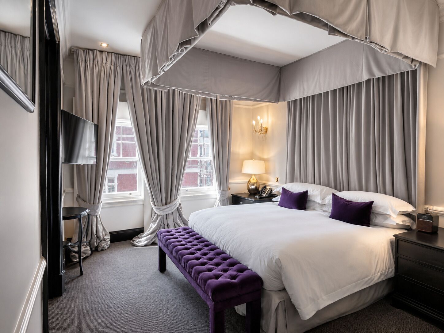 Cadogan Suite at 11 Cadogan Gardens | 高級寢具、羽絨被、房內夾萬、書桌