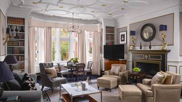 Sloane Suite at 11 Cadogan Gardens | 1 bedroom, premium bedding, down comforters, in-room safe