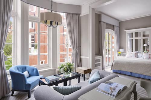 Signature Suite at 11 Cadogan Gardens | Roupas de cama premium, edredons de pluma, cofres nos quartos