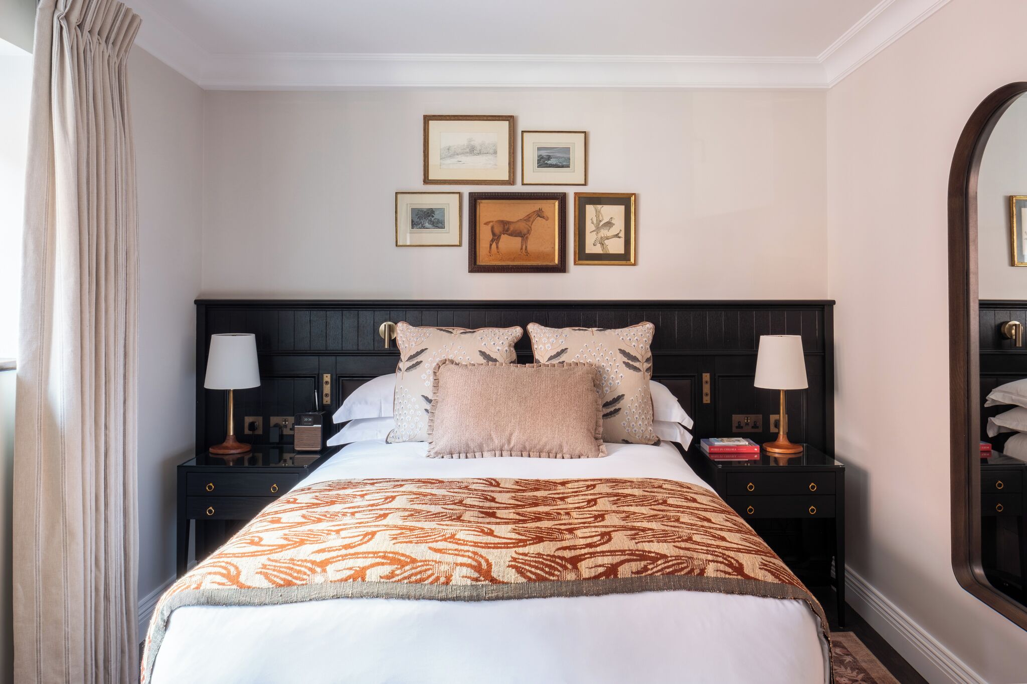 Pavilion Road Mews Apartment Room 2