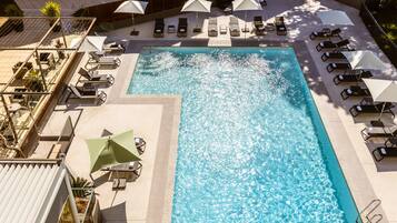 Piscine extérieure, parasols de plage