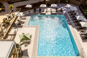 Outdoor pool, pool umbrellas - Holiday Inn Perpignan by IHG (Perpignan)