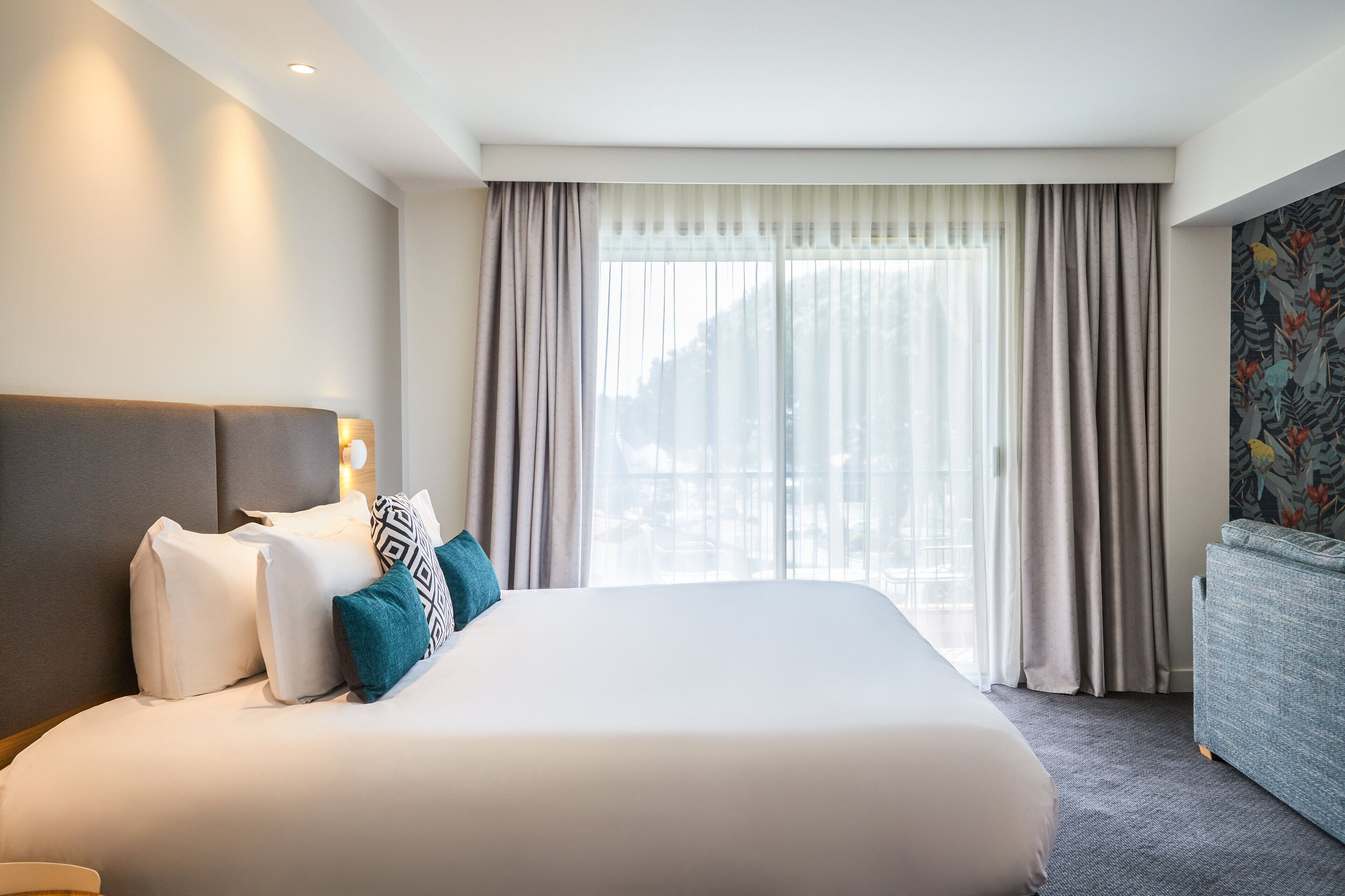 Suite, 1 cama King size, balcón, vista a la alberca | Ropa de cama de alta calidad y minibar 