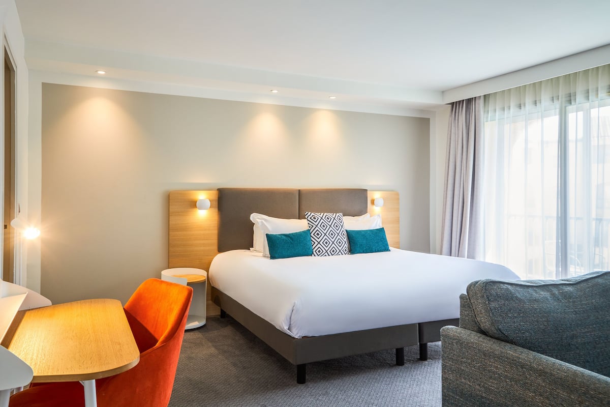 Suite, 1 King Bed, Balcony, Pool View | 1 bedroom, premium bedding, minibar, in-room safe