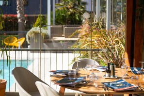 Lunch, dinner served; Regional cuisine, pool views  - Holiday Inn Perpignan by IHG (Perpignan)