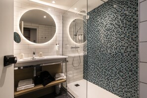 Gratis toiletartikelen, een haardroger, handdoeken