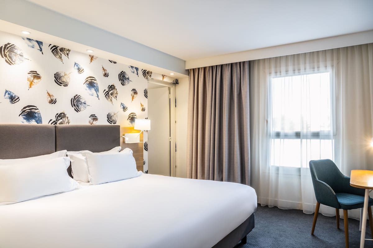 Standard Room, Multiple Beds | 1 bedroom, premium bedding, minibar, in-room safe