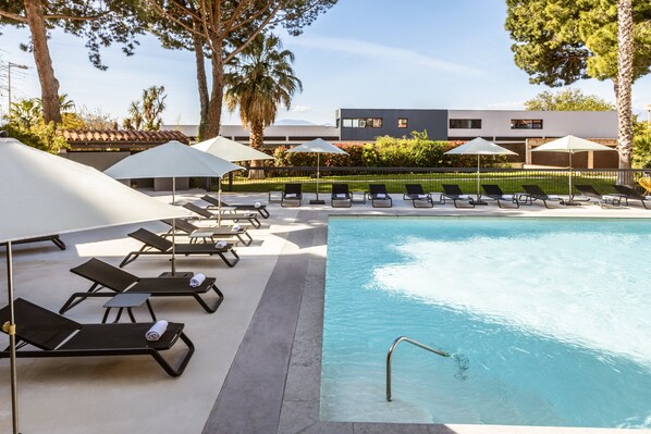 Outdoor pool, pool umbrellas