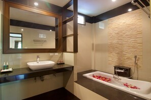 Grand Bungalow, 1 Bedroom, Garden View, Beachside | Badezimmer