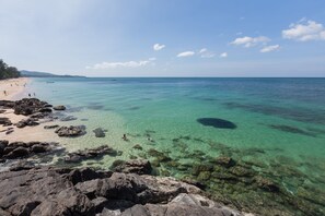 プライベートビーチ、ビーチ シャトルサービス (無料)、サンラウンジャー、ビーチタオル