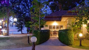 Beachfront Villa | Hiên