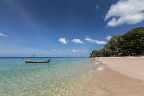 หาดส่วนตัว, รถรับส่งชายหาด (ฟรี), เก้าอี้อาบแดด, ผ้าเช็ดตัวชายหาด