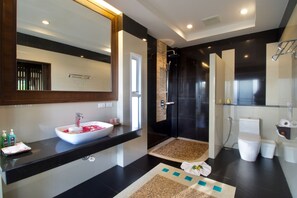 Beachfront Villa | Bad | Toalettartikler (inkludert), hårføner og håndklær