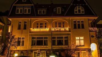 Façade de lâhĂ©bergement - soirĂ©e/nuit