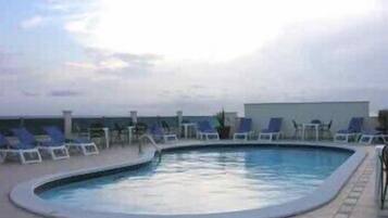 Piscina all'aperto, con ingresso dalle 09:00 alle 19:00, lettini