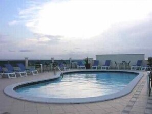 Outdoor pool, open 9:00 AM to 7:00 PM, pool loungers - Gardenia Hotel (Motta San Giovanni)