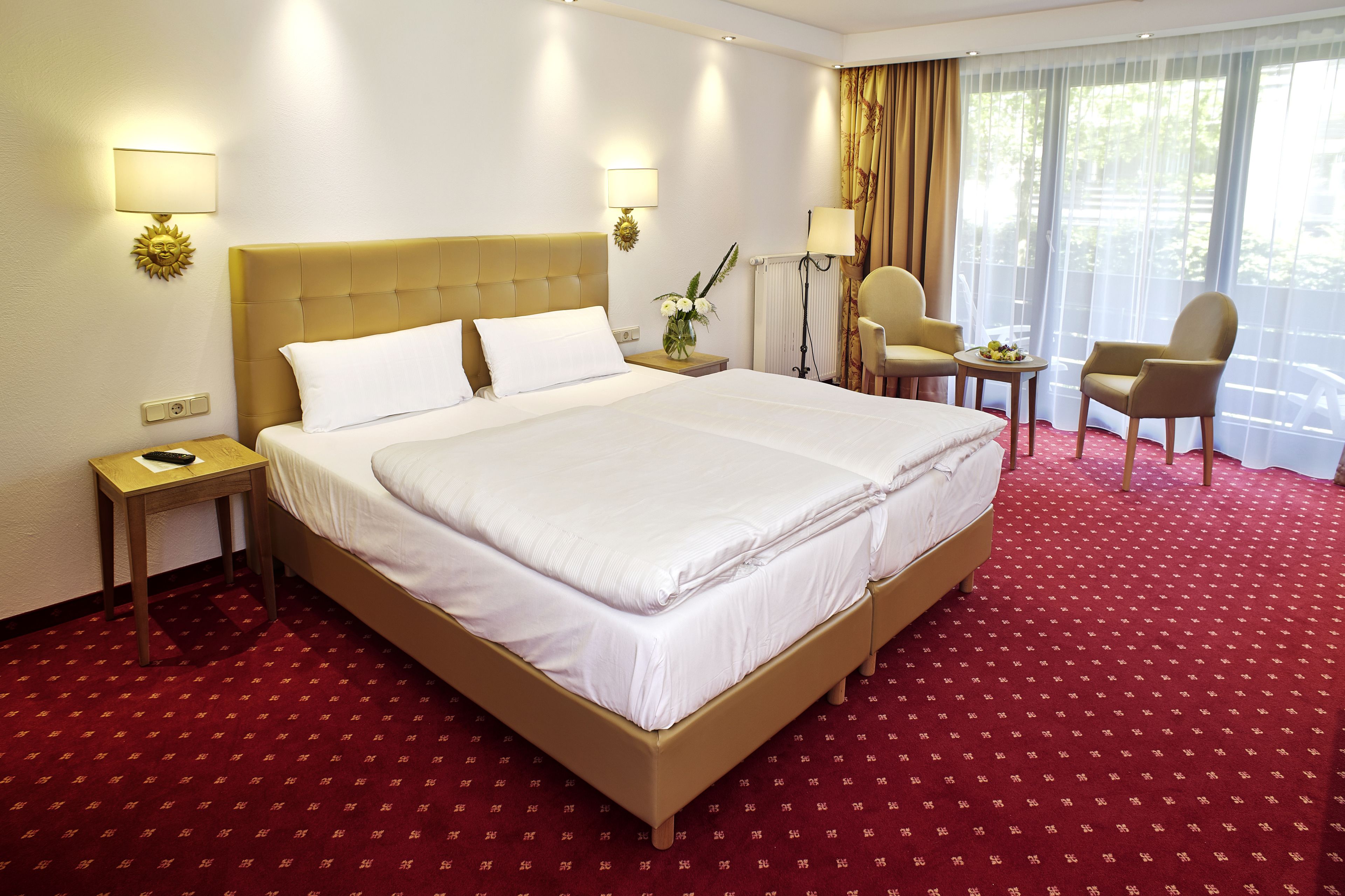 Minibar, caja de seguridad en la habitación y escritorio 